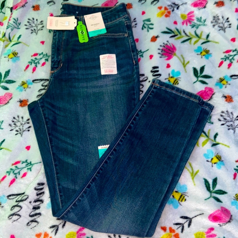 Skinny jeans mis rise fitted through hip & thigh